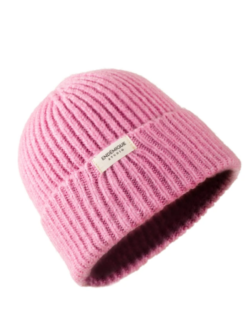 розовая шерстяная шапка
